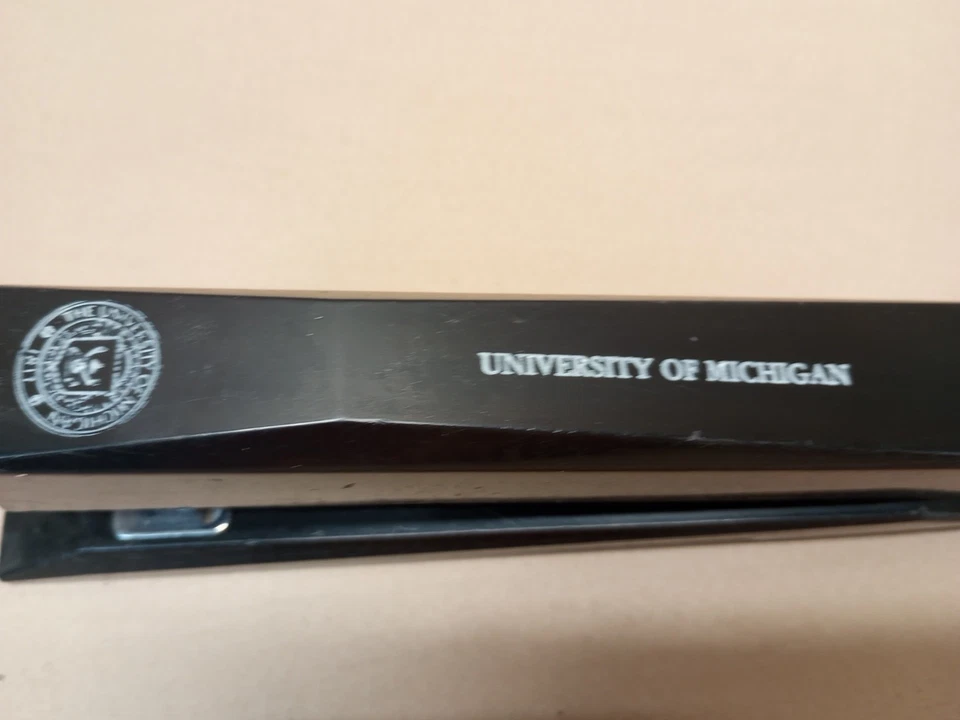 Grapadora de acompañantes University of Michigan U of M negra e imán billetera libreta de direcciones Foto 2 de 4