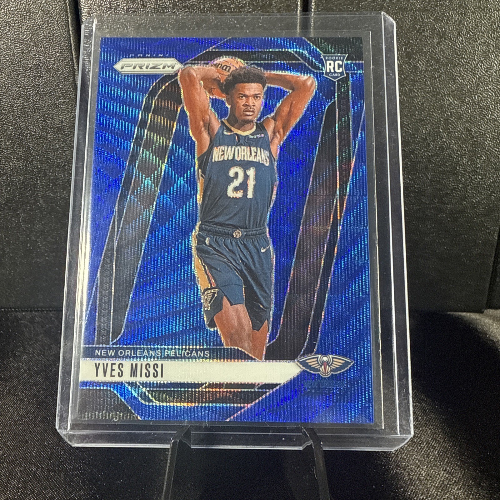 2024-25 Panini Prizm #233 Yves Missi Blue Wave Prizm RC #052/125 Pelicans