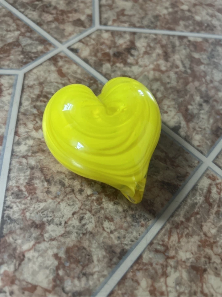 Pisapapeles corazón vidrio amarillo soplado a mano Foto 2 de 4