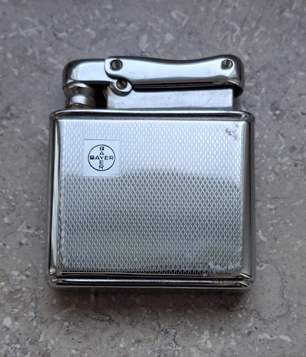 Vintage IBELO Monopol Benzinfeuerzeug mit Bayer-Werbedruck – selten, top Zustand