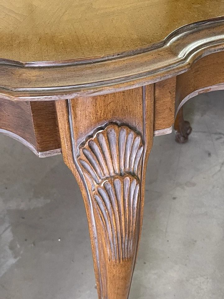 Juego de 12 piezas de comedor Mid Century de madera frutal de White Furniture Company Foto 2 de 4