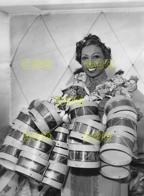 Foto - Josephine Baker mit Spielzeug für kranke Kinder, Paris, 30er Jahre