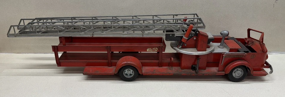 Camión de bomberos Doepke Rossmoyne de acero prensado de colección Foto 2 de 4