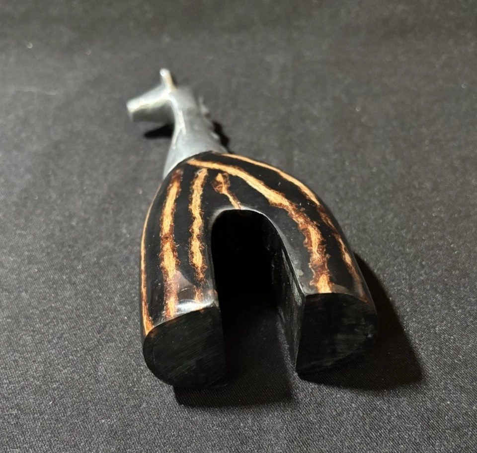 Estatuilla pequeña Ystilo jirafa aluminio reciclado color caoba base rayas 6,75" Foto 4 de 4