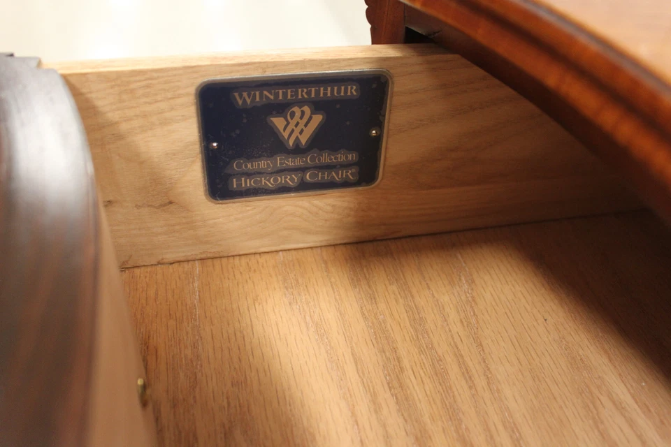 Silla de nogal americano Winterthur Country Estate Collection cofre serpentino de arce tigre Foto 4 de 4