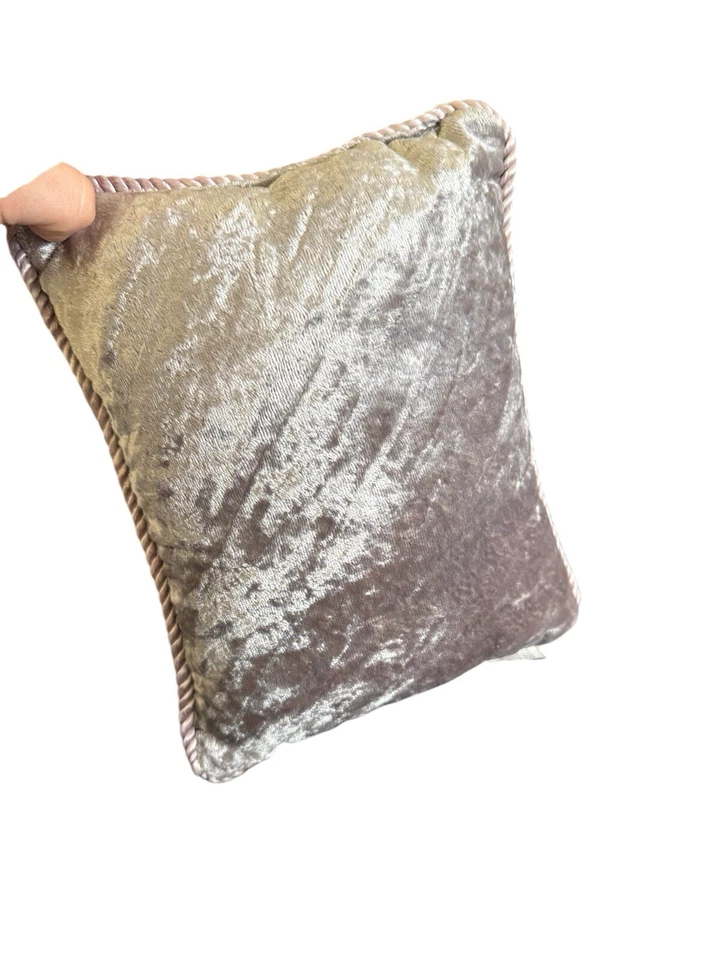 Mini almohada de punta de aguja Two's Company con patrón decorativo de cuentas azteca Foto 2 de 4