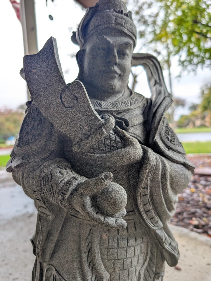 Винтажная резная гранитная статуэтка стража Вэй То ручной работы — 25 дюймов в высоту, 72 фунта - Изображение 3 из 4