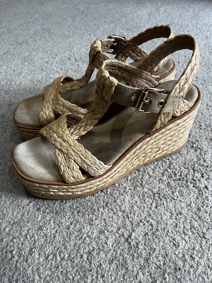 Sandálias anabela trançadas Schultz Panna, femininas 8,5 fivela de ouro bronzeado palmilha de camurça - Imagem 3 de 4