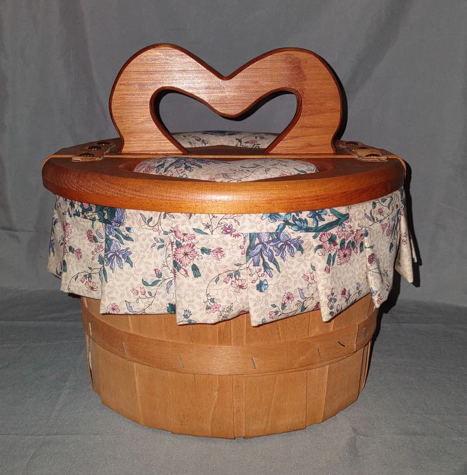 老式分盖缝纫野餐存储柳条篮子心形手柄衬里11x11 — 第 2/4 张图片