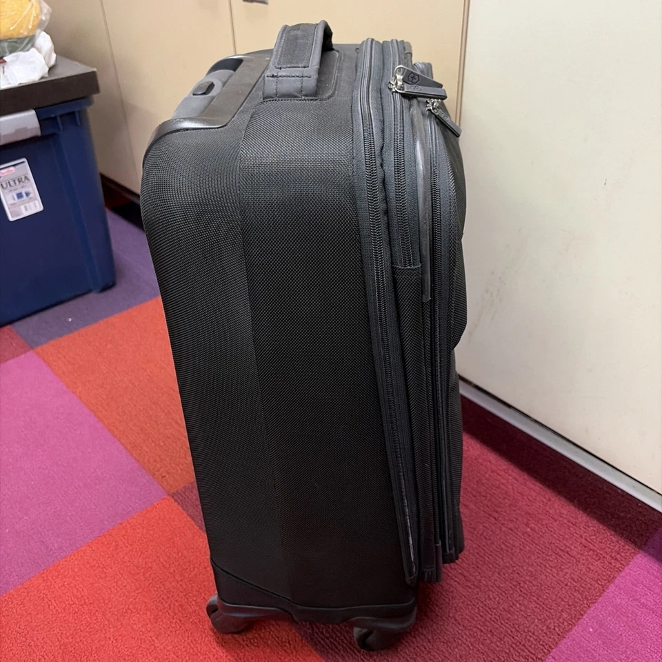 Bagagem giratória expansível Victorinox Avolve 3.0 Softside, preta - Imagem 2 de 4