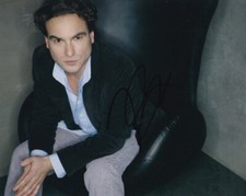 JOHNNY GALECKI signed Autogramm 20x25cm THE BIG BANG THEORY in Person autograph