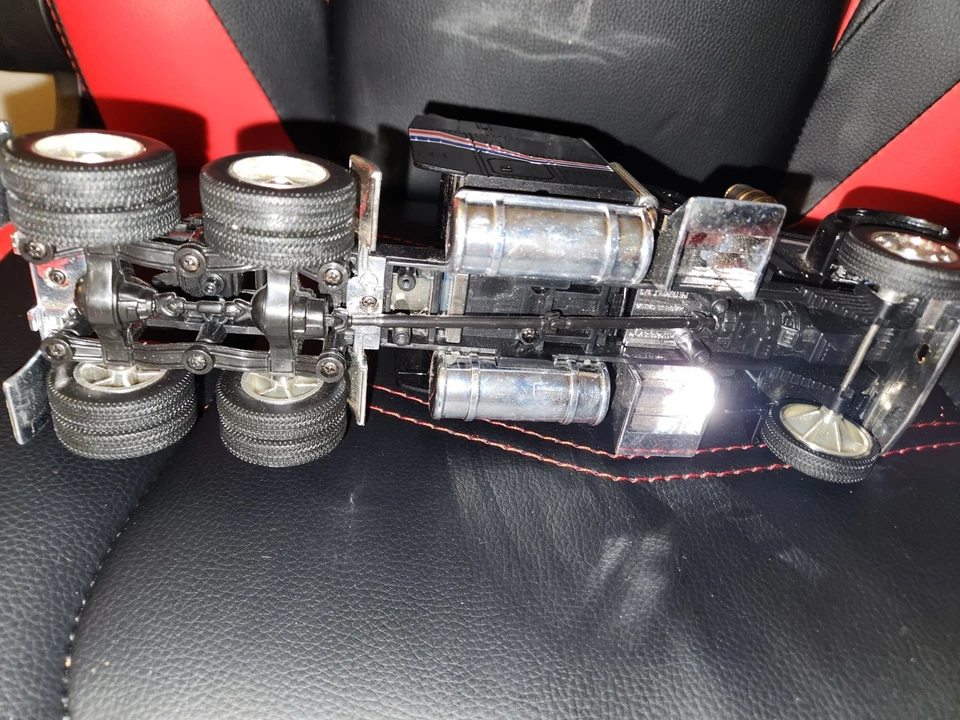 Welly Peterbilt 379 Semi Tractor 1/32 Incomplete  - Image 4 of 4