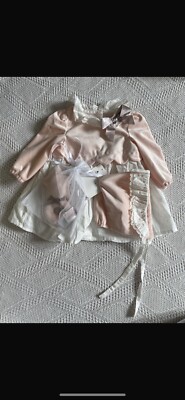 3 teiliges Set rosa & cremefarbenes Kleid mit passender Motorhaube, Babyrassel. 3-6 Monate 
