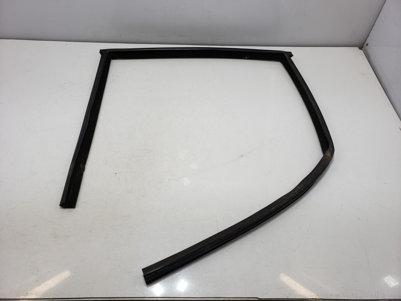 ✅ 10-14 OEM Rolls-Royce Ghost RR4 Rear Left Driver Side Door Rubber Window Guide