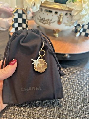 Chanel holiday charm camellia - Gem CHANEL Gold Star Charm clasp Keyring with silver White Camellia flower new display picture 1
