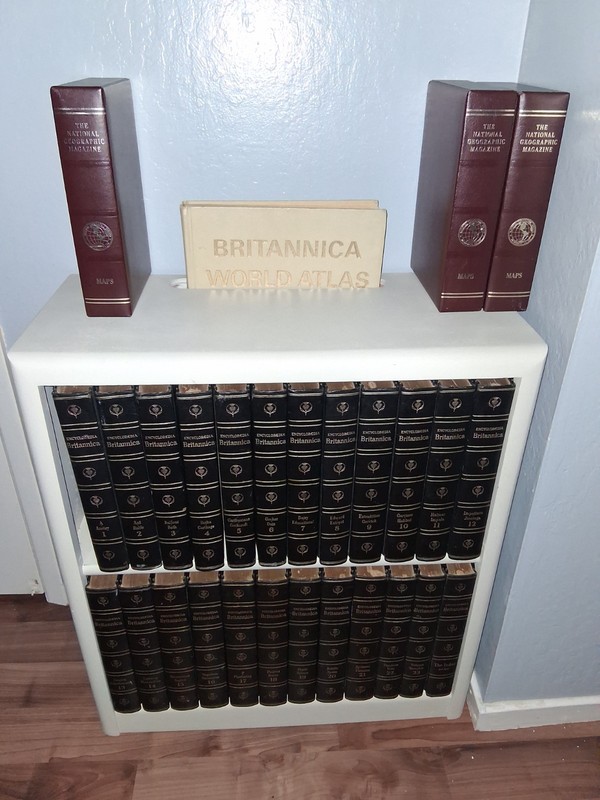 Britannica World Atlas International Book Atlas William benton 24 books 75maps