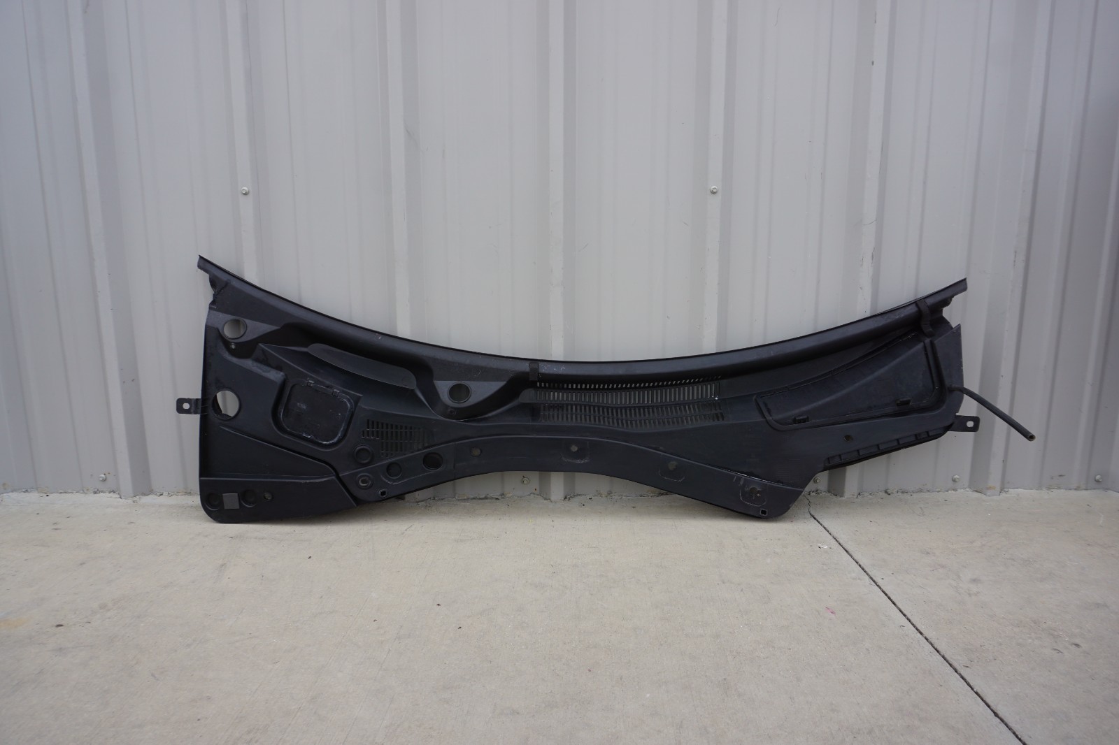 2014-2020 Maserati Ghibli Windshield Wiper Cowl Vent Grille Panel 670010468 OEM