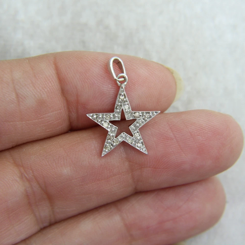 Colgante estrella de diamantes de oro blanco de 9 quilates Foto 3 de 4