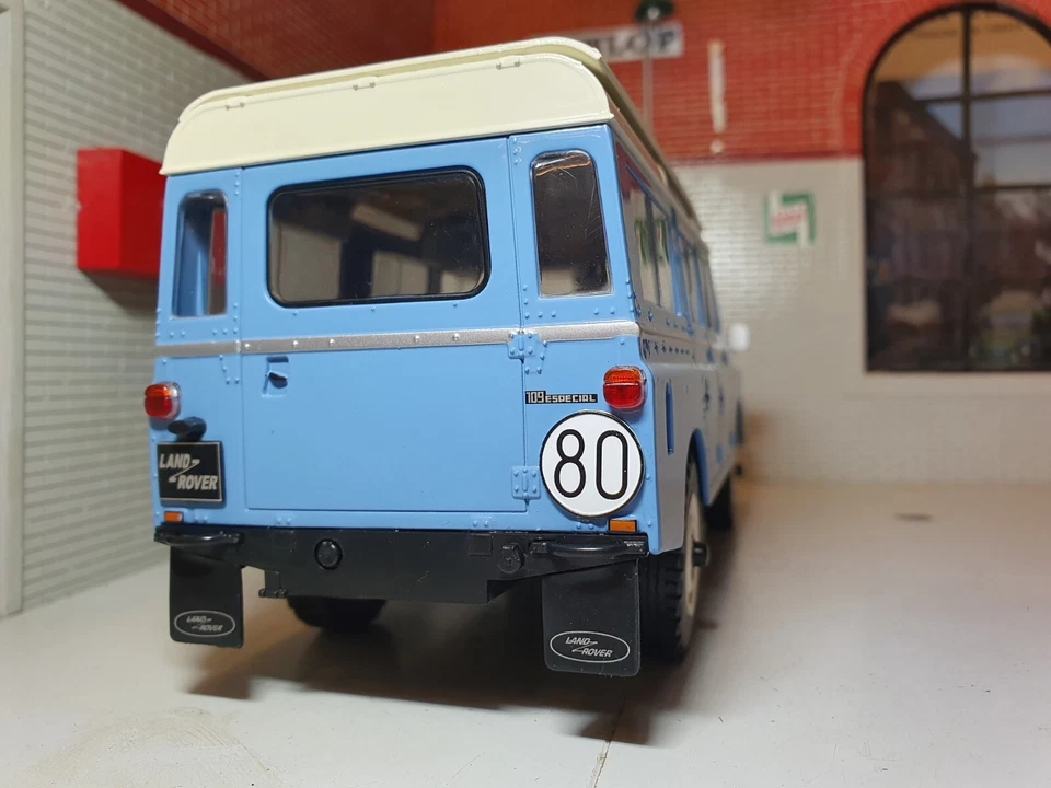 Land Rover 109 Series 3 Santana Blue Station Wagon 1:24 Scale Diecast Model - Image 4 of 4