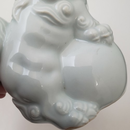 2 White Porcelain Foo Dogs Lions Figurines Standing Ball Ice Blue Vintage Asian - Picture 12 of 12