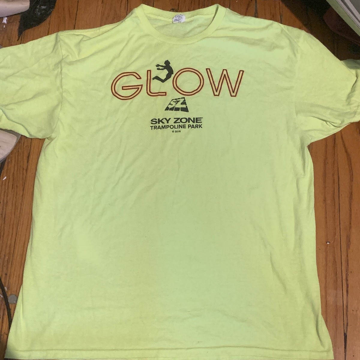 GLOW Sky Zone Trampoline Park Neon T-Shirt XL Clifton New York SZ
