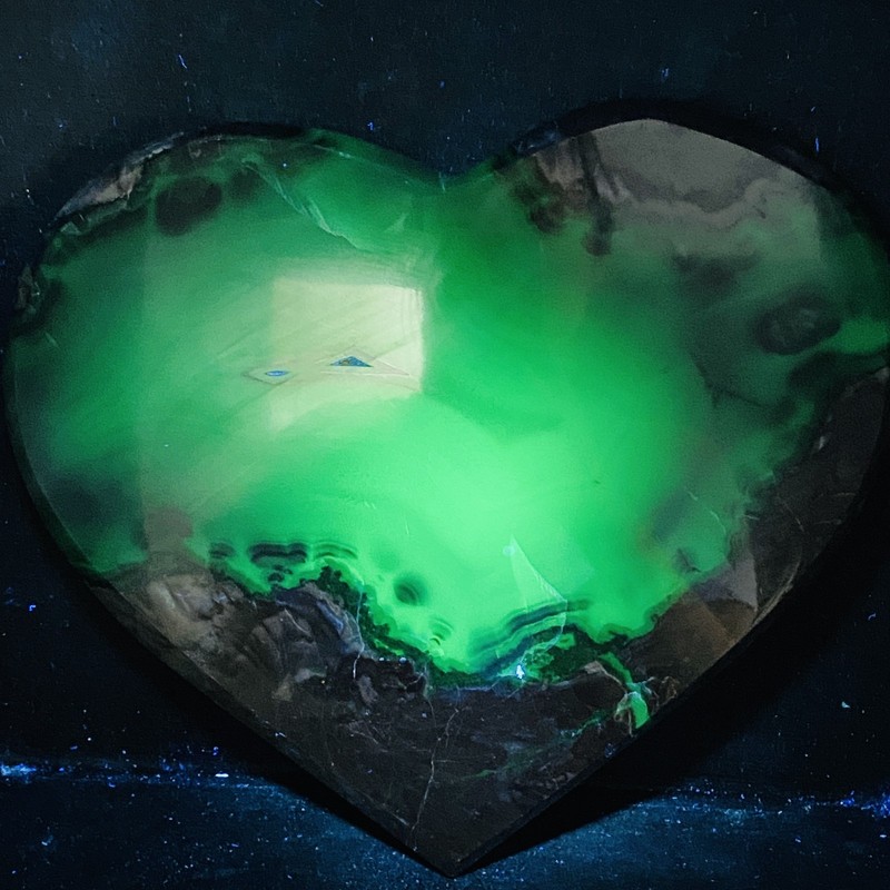 Natural Rare Volcanic Agate Crystal Heart carving 4560G (UV reactive crystal)