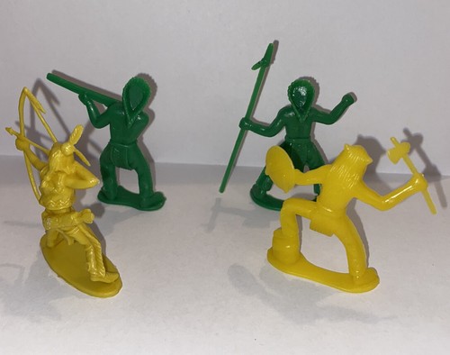 Vintage Set 4 Plastica Indiano Playset Guerra Fucile Spada Fighter Timme Marx Tim Me - Foto 3 di 3