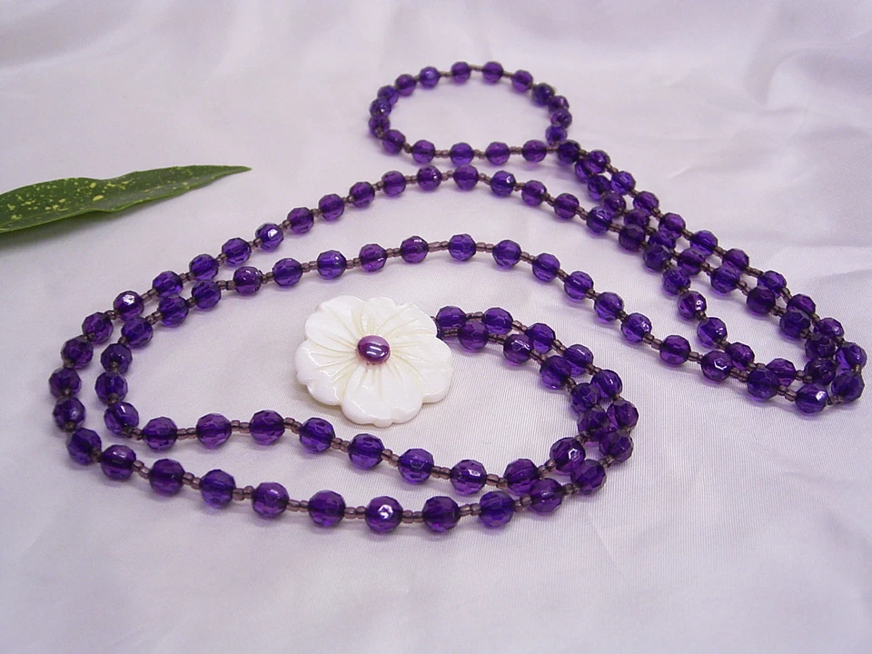 PERLMUTT-BLÜTE/STIEFMÜTTERCHEN: KETTE: LILA KUNSTSTOFF-PERLEN: ca 150 cm: LDADPR - Bild 4 von 4