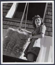 starlet ANN RUTHERFORD Vintage Orig Photo DBW sexy young actress w. bale of hay