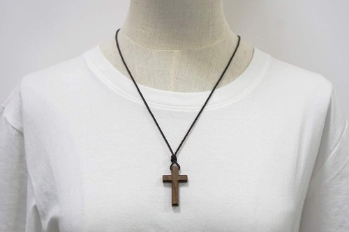 Collar con colgante de cruz de madera de nogal natural para hombres y mujeres - 第 5/5 張圖片