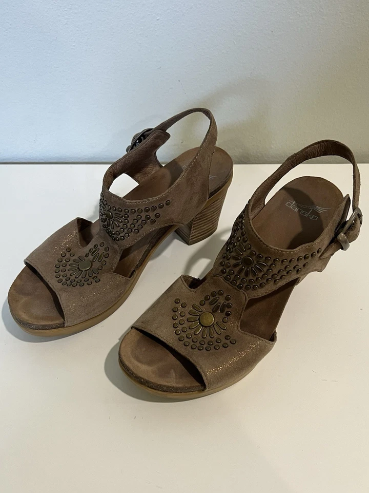 Sandalias Dansko Deandra Taupe Gamuza Brillante Tachonado Tacón Bloque Talla 38 EE. UU. 8 Foto 2 de 4