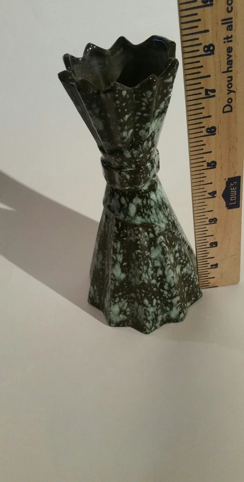 Florero hecho a medida marrón moca y verde menta. Foto 3 de 4