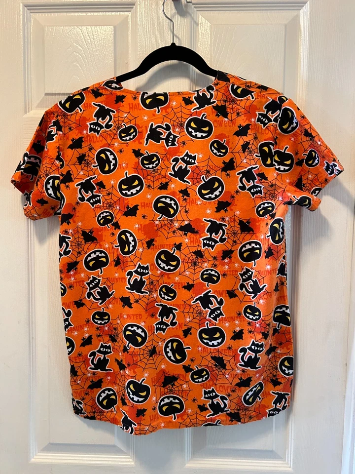 Blusa Médica Halloween Naranja con Gatos Negros, Calabazas, Murciélagos, Arañas Luv XS Foto 4 de 4