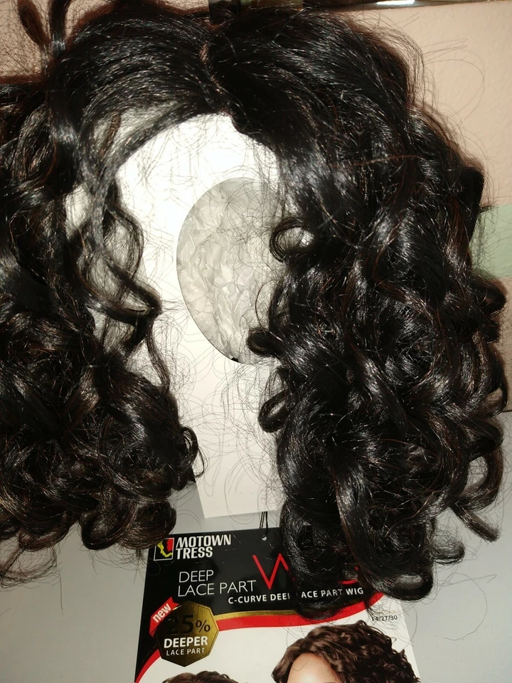 Peluca Motown Tress Curve parte de encaje profundo YURI negra con reflejos marrones corta rizada Foto 4 de 4