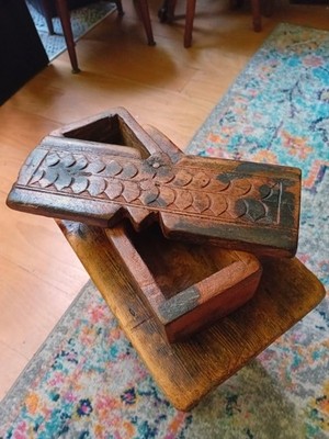 Vintage rustikale handgeschnitzte indische Gewürzdose aus Holz, primitiv, naiv, Handarbeit