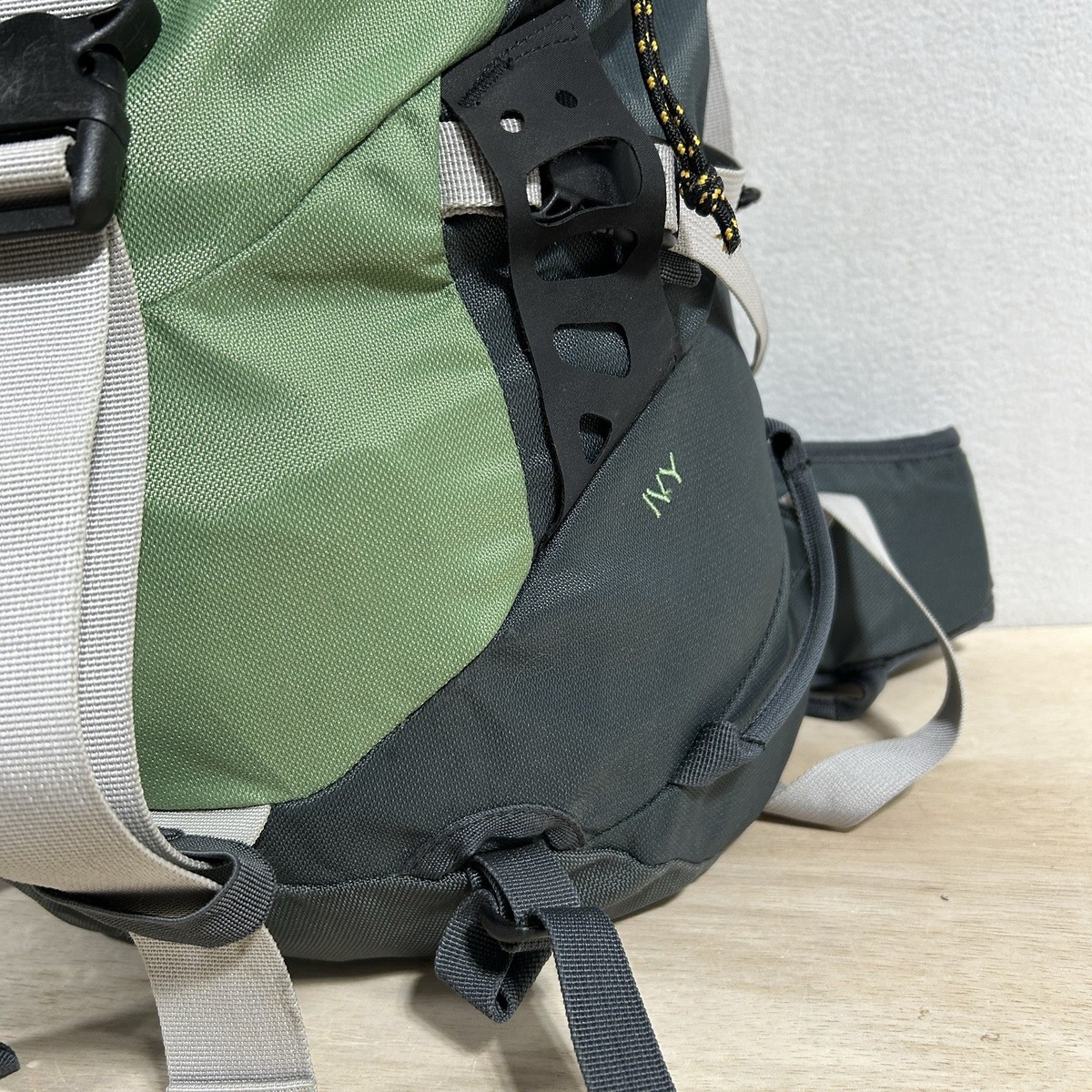Mountainsmith Hiking Backpack Internal Frame Hydration Pack  display picture 3