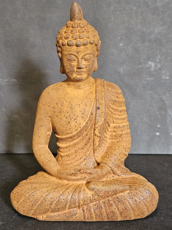 Antique Cast Iron thai Buddha. Wonderful rusty Patina. 13cm High. - Image 2 of 4