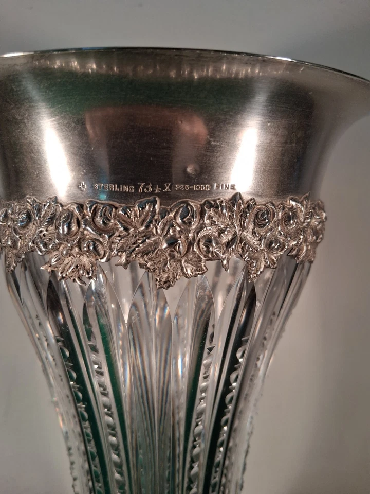 Jarrón American Brilliant Period Cut Crystal con cuello de plata de ley Foto 2 de 4