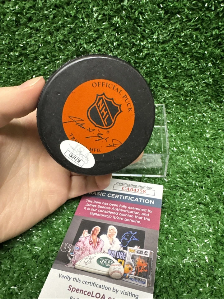 Detroit Red Wings Gordie Howe Signed Puck JSA COA W/ Display Case HOF #9 C - Image 3 of 4