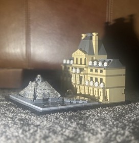 LEGO Architecture Louvre 21024 Set 695pcs Landmark Series Box 