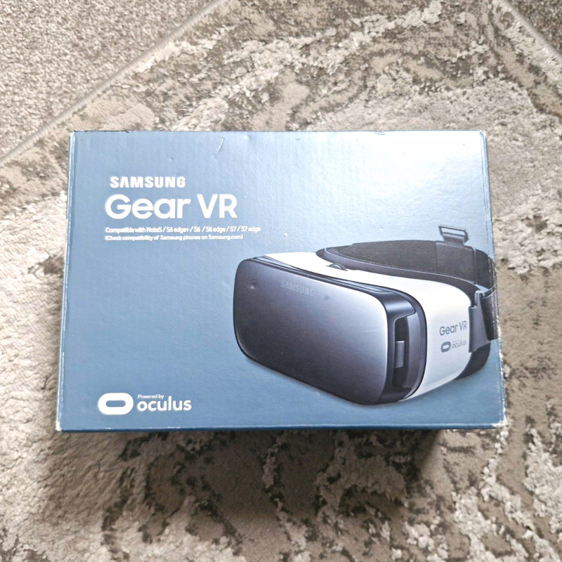 Samsung Gear VR Oculus Smartphone VR Headset White/Black with Box