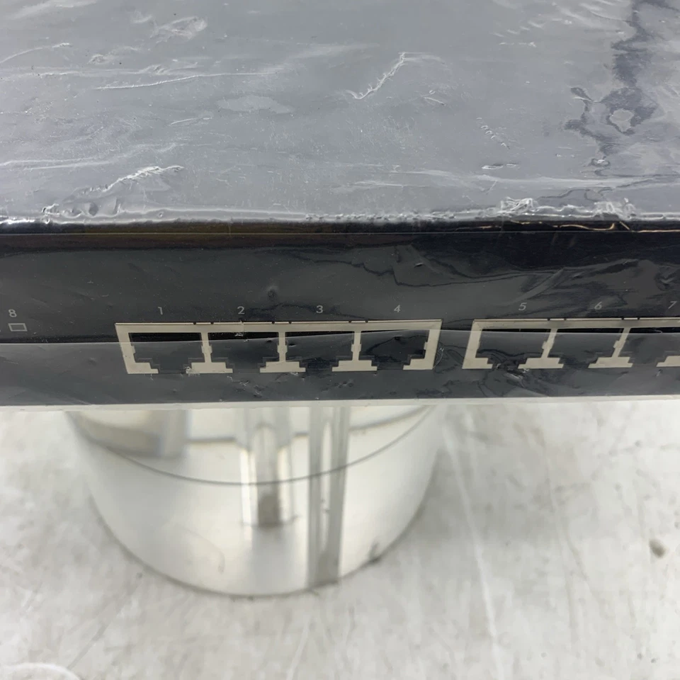 ZyXEL ES1100-8P 8-Port 10/100 Unmanaged PoE Switch no Brackets. Open Box. - Image 3 of 4