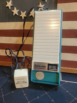 Vintage Wards Dry Cell Battery Charger Untested Teal 60 s