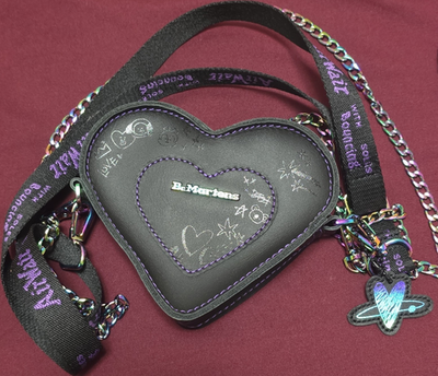 ドクターマーチンDr.Martens×BT21 BTSコラボミニバッグ Dr. Martens BT21 Heart-Shaped Crossbody Bag Black Purple Chain