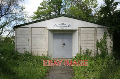 FOTO 1. RINGWOOD SCOUT GRUPPE DER FLUSS AVON MILL STREAM IST JENSEITS DIESER HÜTTE WH