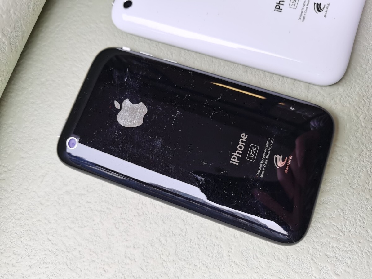 Apple iPhone 3rd generation 3GS - 8GB 16GB 32GB -Black White Apple iPhone 3rd generation 3GS - 8GB 16GB 32GB -Black White