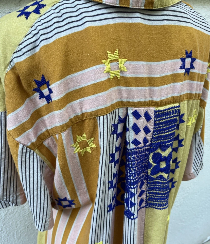 Vestido midi Urban Outfitters médio bordado com botões amarelo manga curta - Imagem 3 de 4