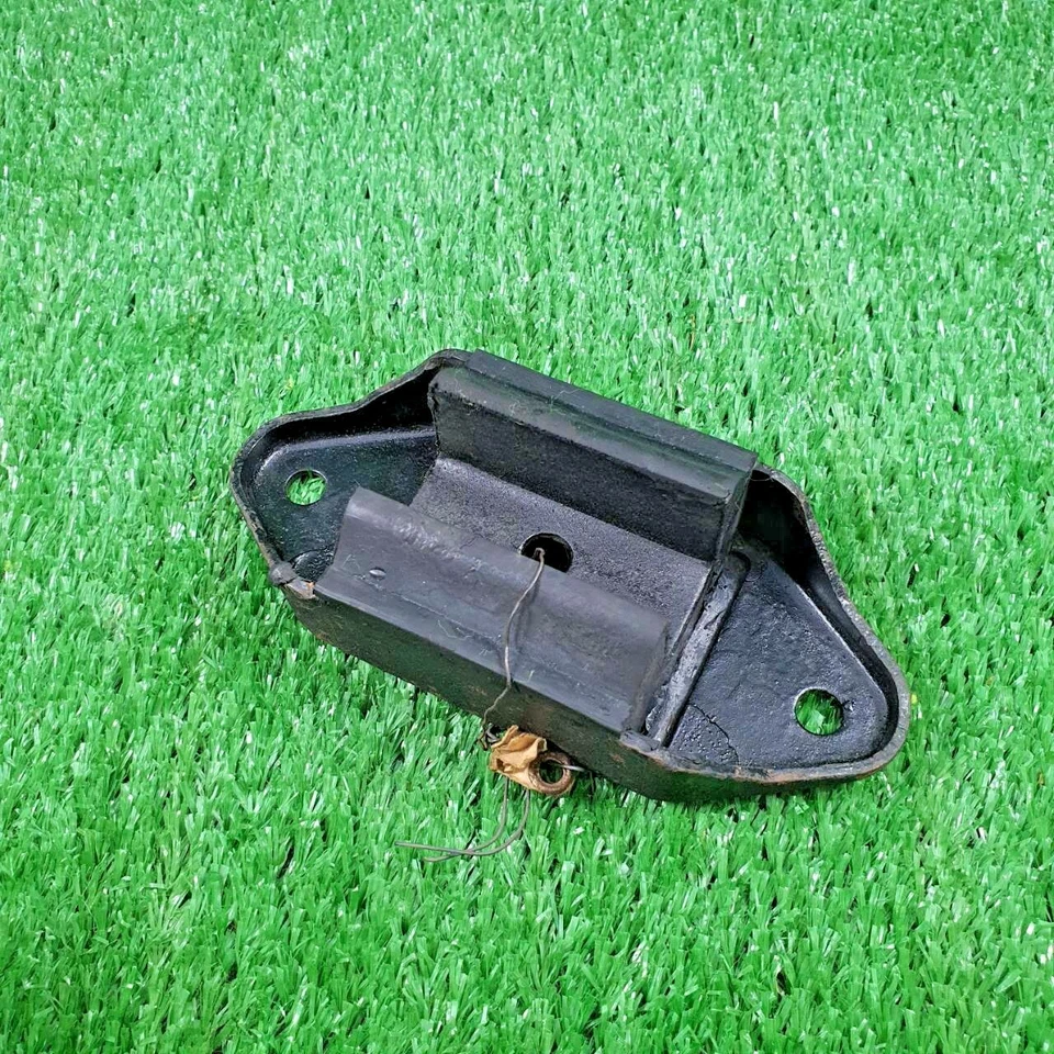 Conjunto de montaje de motor trasero de transmisión aislante. Ford Zodiac Zephyr MK3 211E 6068 Foto 3 de 4