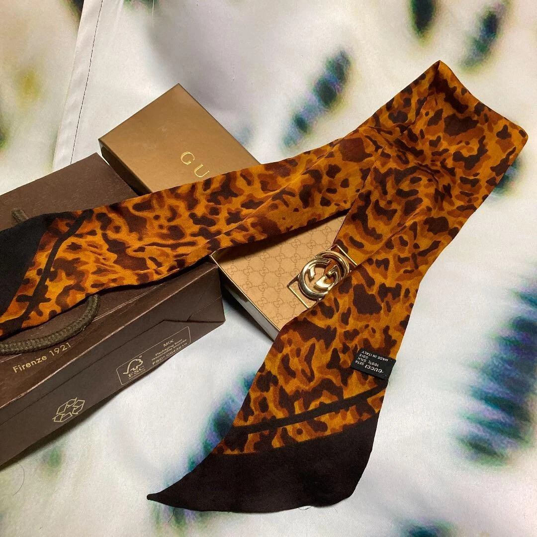 Authentique foulard Gucci vintage léopard soie