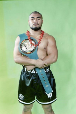 David Tua posiert für ein Portrait mit seinem Gürtel Boxen 4x6 Foto